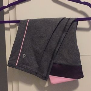 -Sale- NWOT Cropped Ivivva leggings